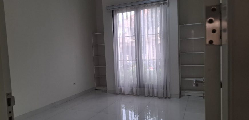 S M Property Rumah Taman Beverly Golf Lippo Karawaci Tangerang