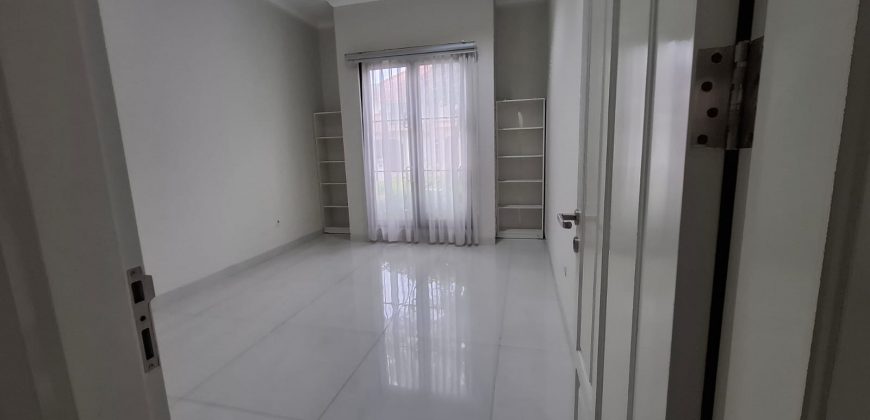 S M Property Rumah Taman Beverly Golf Lippo Karawaci Tangerang