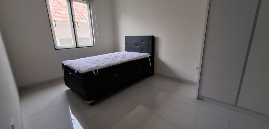 S M Property Rumah Taman Beverly Golf Lippo Karawaci Tangerang