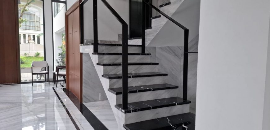 S M Property Rumah Taman Beverly Golf Lippo Karawaci Tangerang